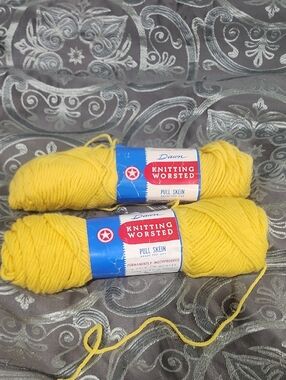 100% Virgin Wool Knitting Worsted 4 Oz Yarn 2 Skeins Yellow Color Amber
